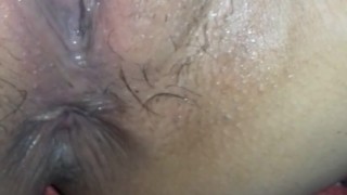 El novio de mi mamá vino de vicita y me dio por los dos lados hasta dejarme mojadita 🥵