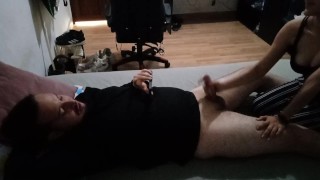 pillo a mi esposa chupandole la verga y seduciendo a mi mejor amigo