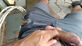 Batendo punheta e fumando um baseado no jardim