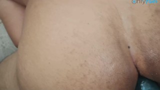 Mi amigo me penetra con su enorme y gruesa polla y casi no me cabe.