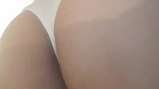 DANDOLE UN MASAJE A MI AMIGA