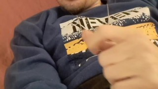 Masturbazione veloce con i pantaloni attillati macchiati di sperma