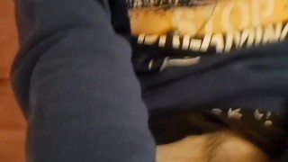 Masturbazione veloce con i pantaloni attillati macchiati di sperma