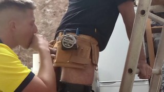 Tradie lad drops to his knees 🍆💦