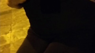 Mi faccio toccare le tette dai passanti sulla strada