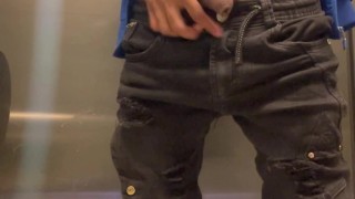 disfrutando de paja en el baño público