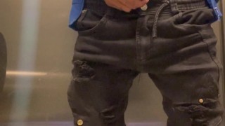 disfrutando de paja en el baño público