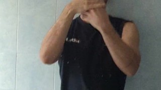 ragazzo italiano mostra la sua mazza