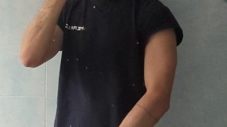 ragazzo italiano mostra la sua mazza