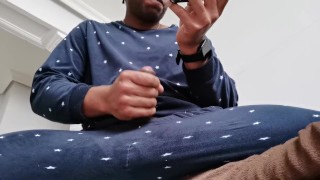 Me tiro una paja mientras veo porno