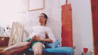 Raba Erre observa los aretes de su verga y eyacula ante un ojo espía