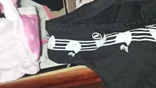 Lleno de lechita las bragas de mi amiga