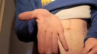 Studente italiano grossa sborrata in camera del suo coinquilino quando lui non c'è