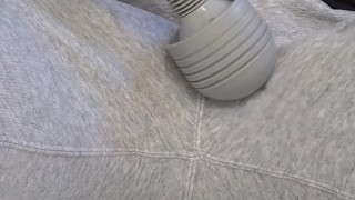 男性がスウェット姿のままで電マを当てていたら、気持ち良くなってお漏らししちゃった・・・