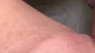 Loira gostosa tatuada dando gostoso a bucetinha rosa