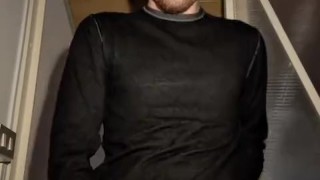 Omaggio di sborra con forti gemiti al mio coinquilino sexy