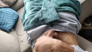 El Pajillero Se Masturba Como Un Mono 🐒 en La Casa De Sus Familiares 😲😲