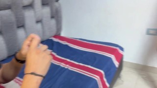 mi tímida hermanastra me pide que le saque fotos sin ropa, me pone cachondo y termino en su coño.