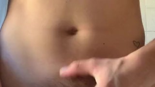 Joven Latino se toca hasta eyacular Hijastro