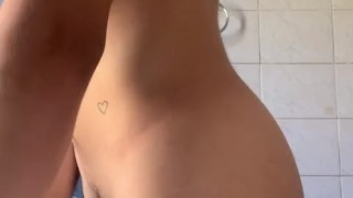 Joven Latino se toca hasta eyacular Hijastro