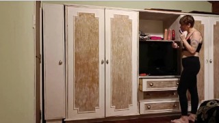 MEDIADESCOCIDA Mucama sin escrupulos encuentra sextoys de su jefa y los usa