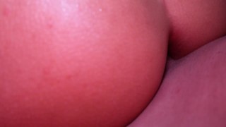 Recibe tremendo creampie anal mientras su culo chorrea sus jugos