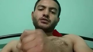 Hombre joven se masturba en la cama