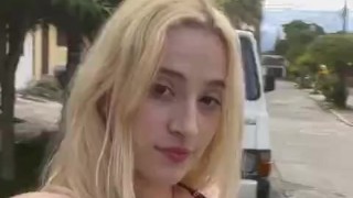 HERMOSA CHICA RUBIA CHUPANDO VERGA EN LA CALLE EN PUBLICO