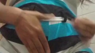 me empiezo a calentar en la ducha mientras hay gente en la casa