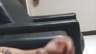 Sacándome leche en él trabajo sin que me vea mi jefe