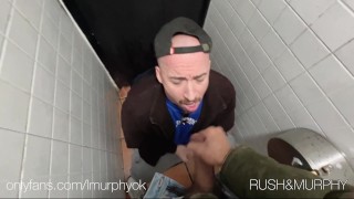 Se la come en los baños del aeropuerto a un empleado con la polla gorda y gigante hasta correrse