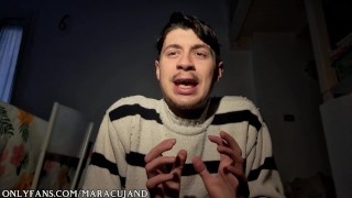 ragazzo arrapato mette in mostra i piedi segando il suo cazzo duro eiaculando sul pavimento