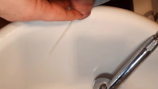 Когда очень хочешь ссать сойдёт и раковина в ванной комнате. Мочусь в рукомойник