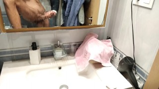 🇪🇨🇦🇷🇻🇪Guapo Masajea su Polla Mounstrosa y Casi Se Corre 2 Veces Con Su Propio Semen