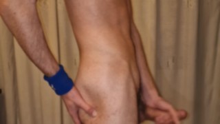 Guardo il mio fratellastro giocare con il suo cazzo e sborrare