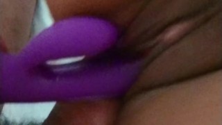 milf puta .. me masturbo con dildo y no se aguanta las ganas de follarme