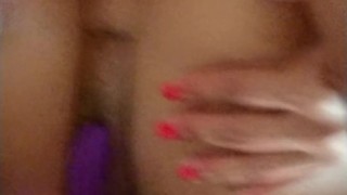 milf puta .. me masturbo con dildo y no se aguanta las ganas de follarme