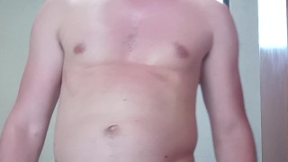 Hombre guapo desnudo muestra piel quemada por el sol