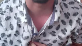 Hombre guapo desnudo muestra piel quemada por el sol