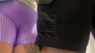AJUDANDO O CLIENTE A PROVAR ROUPAS NO PROVADOR DA LOJA DA LOJA
