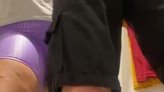 AJUDANDO O CLIENTE A PROVAR ROUPAS NO PROVADOR DA LOJA DA LOJA