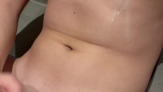 Молодой обкончанный парень дрочит и кончает