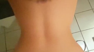 COGIENDO EN EL BAÑO DEL ANTRO NOS CACHAN POR SUS GEMIDOS