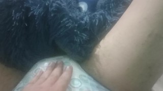 Chica en pañales mojada