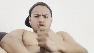 Macho morboso se pajea después de trabajar