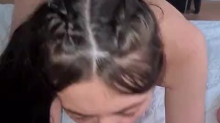 le dejo chupar mi polla a mi hijastra en el motel hasta correrme en su boca