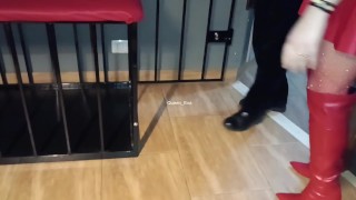 MARITO CORNUTO SCHIAVO CHIUSO IN GABBIA MENTRE LA MOGLIE LO TRADISCE CON L'AMANTE