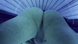 Bodybuilder jerks off in tanning bed