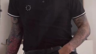 Me masturbo hasta acabar antes de ir al trabajo | Latino Tatuado