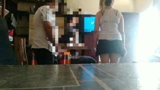 Mujer muestra su coño al miron del técnico de Internet y la atrapa follando y chorreando semen.